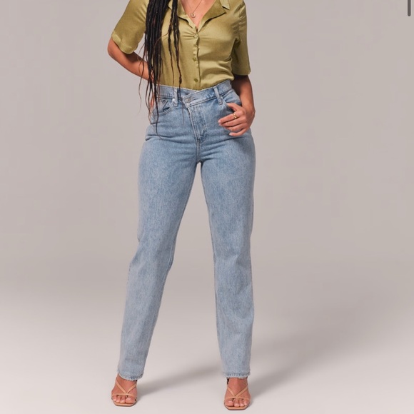 Curve Love Ultra High Rise 90s Straight
Jean - Picture 3 of 8